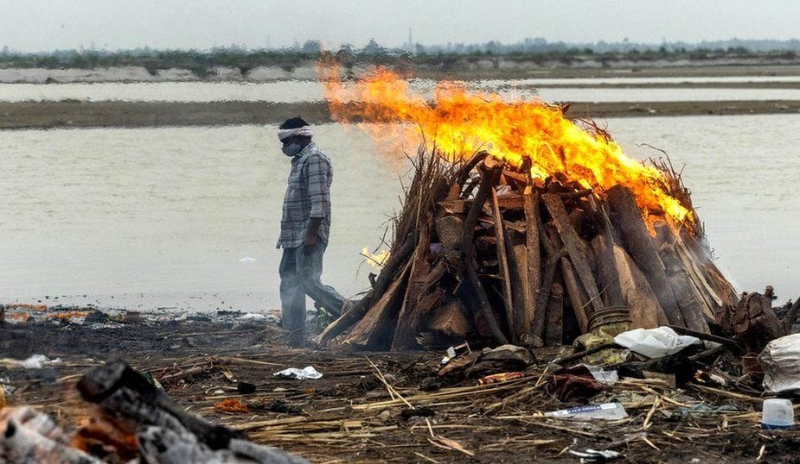 गंगा नदी किनारमा भेटिए ४० शव, कोभिडका कारण मृत्यु भएकाहरुको हुन सक्ने 
