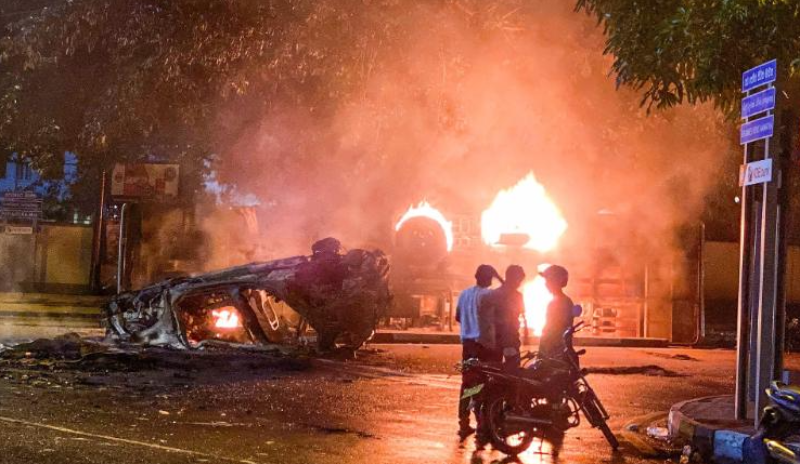 श्रीलंकामा झन् बढ्यो संकट, कर्फ्युकाबीच दर्जनौं घरमा आगजनी